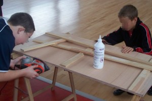 Fabrication de jeux en bois pour l'espace jeunes de Theix